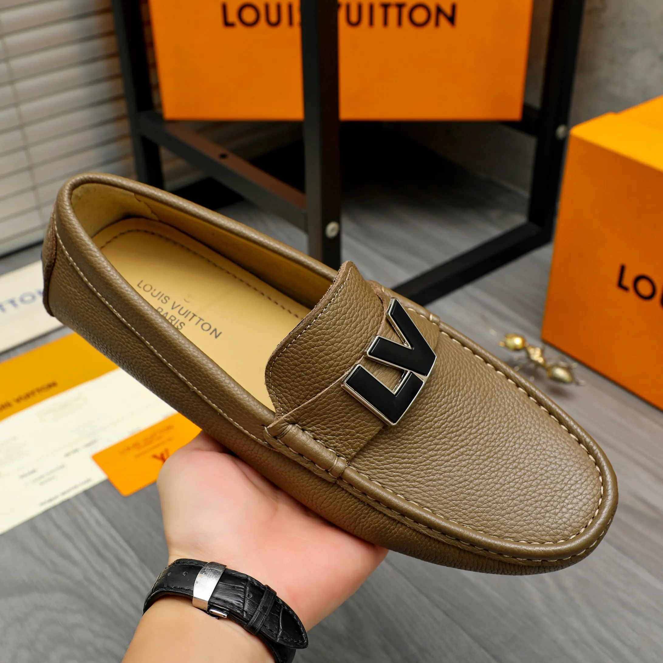 Men's shoes 💰420 Product trademark: LV "Louis Vuitton" casual slip-on shoes Regular size: 38-46 (45.46 custom-made, non-returnable) Product materials: Selected pebbled cowhide upper, sheepskin lining, original rubber outsole